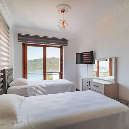 Oezel Havuzlu Ve Deniz Manzarali 5 Odali Villa