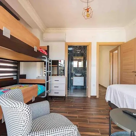 Oezel Havuzlu Ve Deniz Manzarali 5 Odali Villa