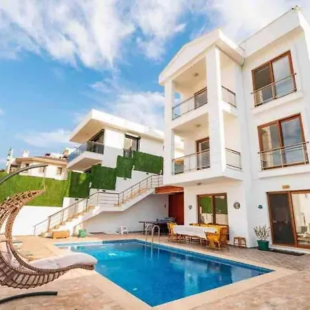 Oezel Havuzlu Ve Deniz Manzarali 5 Odali Villa